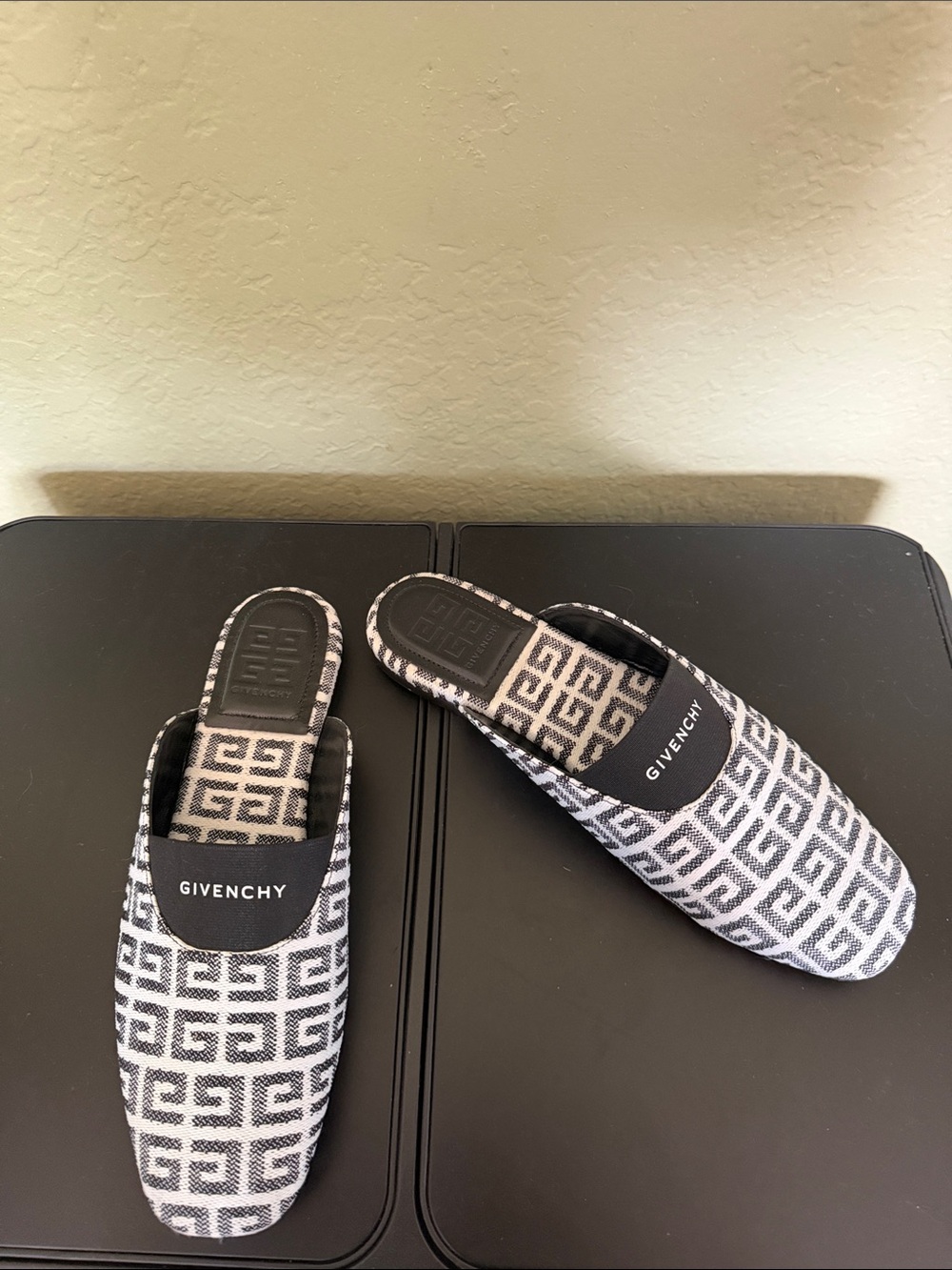 Givenchy Bedford 4G Logo Jacquard Mules in black and white Size 37